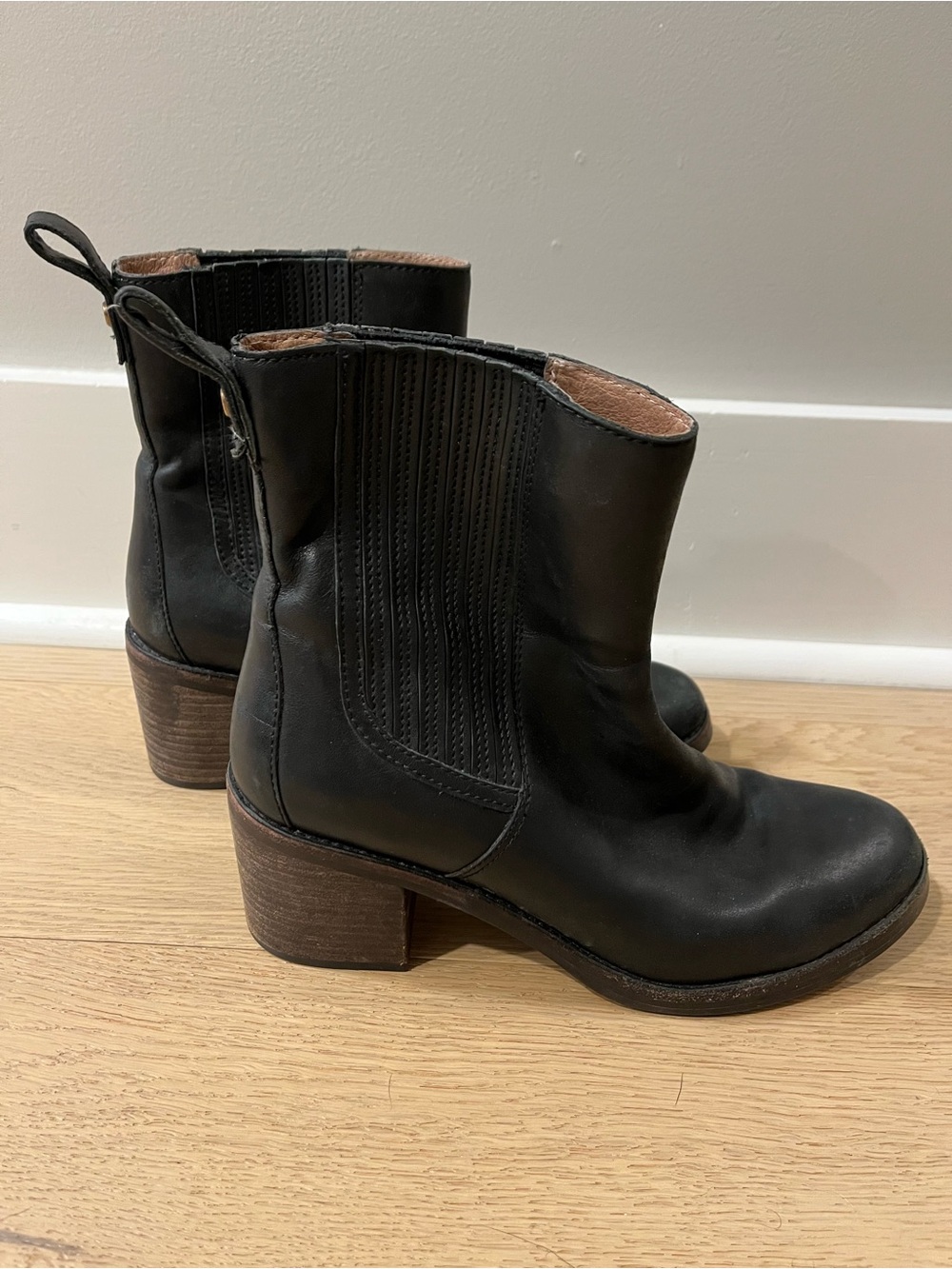 Women’s Ugg Leather Boot Size 8